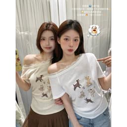 [SẴN] 𝑻𝒉𝒆𝑴𝒂𝒚 x 𝐖𝐆𝐖𝐄/ Áo Thun Lệch Vai Nữ Cotton Giấy Viền Ren WG.WE 9645, Áo Thun Trễ Vai In Hình Cún Ngắn Tay Ôm Dáng 9