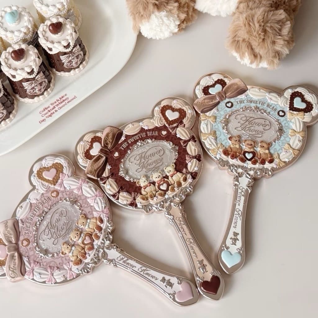 [SẴN HOẢ TỐC] GƯƠNG CẦM TAY TRANG ĐIỂM BÁNH GẤU SWEETIE BEAR FLOWER KNOWS