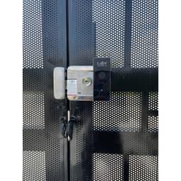 Khóa cổng vân tay Laffer A18 Pro inox 304 - Chống nước hiệu quả, lý tưởng cho cửa ngoài trời. 3