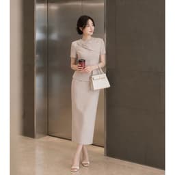 [260510] Set Bộ Công Sở Nữ Cao Cấp Áo Cổ Lệch Đính Hoa Tôn Eo Chân Váy Dài Suông Màu Kem Be 2