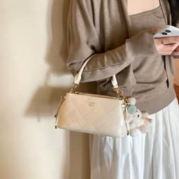 Túi Chio Dáng Ngang Quai Xách Chần Trám Kèm Chaảm Gấu Bóng Chày HS397 6