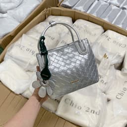 Túi Giỏ Xách Chio Da Đan Kèm Charm Hoa Hot Kèm Quai Đeo Chéo HS409 6