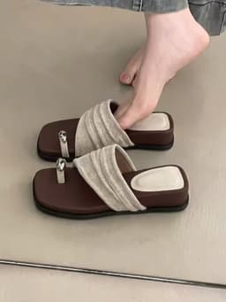 Dép Xỏ Ngón Nữ Đế Bằng 3cm SETINA Quai Xếp Li Vải Nhún Khóa Ngón Mũi Vuông Sandal Cao Gót Mùa Hè Khóa Kim Loại DXN88 5