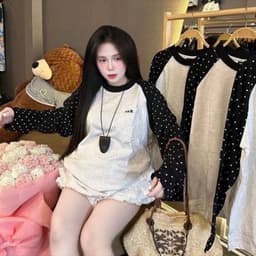 Áo Thun Nữ Thời Trang Phong Cách Đen Trắng Với Thiết Kế Độc Đáo Và Phong Cách Hiện Đại 3