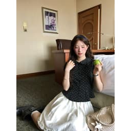 𝑨𝒏𝒏 𝑺𝒕𝒖𝒅𝒊𝒐  [SẴN] 𝐖𝐆𝐖𝐄/ Áo Sơ Mi Nữ Cổ Sen Chấm Bi WG.WE 9853 Tay Bồng Ngắn Bọc Khuy Kiểu Dáng Ôm Tiểu Thư 7