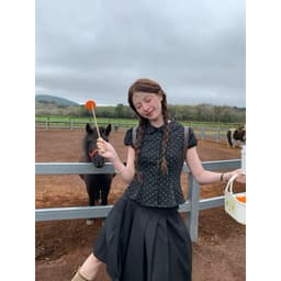 𝑨𝒏𝒏 𝑺𝒕𝒖𝒅𝒊𝒐  [SẴN] 𝐖𝐆𝐖𝐄/ Áo Sơ Mi Nữ Cổ Sen Chấm Bi WG.WE 9853 Tay Bồng Ngắn Bọc Khuy Kiểu Dáng Ôm Tiểu Thư 8