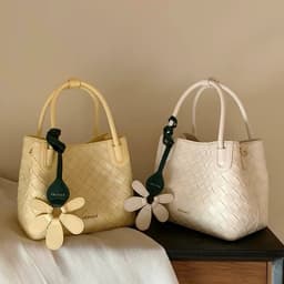 Túi Giỏ Xách Chio Da Đan Kèm Charm Hoa Hot Kèm Quai Đeo Chéo HS409 1
