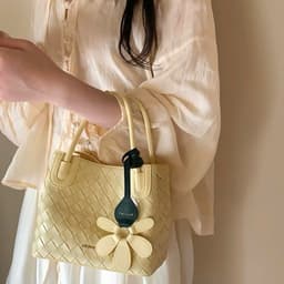 Túi Giỏ Xách Chio Da Đan Kèm Charm Hoa Hot Kèm Quai Đeo Chéo HS409 3