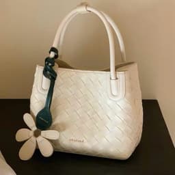 Túi Giỏ Xách Chio Da Đan Kèm Charm Hoa Hot Kèm Quai Đeo Chéo HS409 2