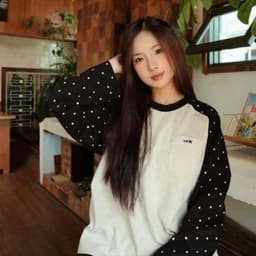 Áo Thun Nữ Thời Trang Phong Cách Đen Trắng Với Thiết Kế Độc Đáo Và Phong Cách Hiện Đại 2