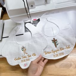 Yếm xô muslin trắng thêu tên cho bé - Yếm rửa tội đáng yêu cho bé yêu. 2