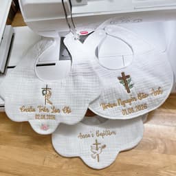 Yếm xô muslin trắng thêu tên cho bé - Yếm rửa tội đáng yêu cho bé yêu. 1