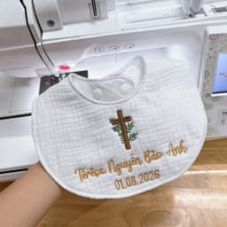 Yếm xô muslin trắng thêu tên cho bé - Yếm rửa tội đáng yêu cho bé yêu. 5