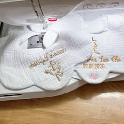 Yếm xô muslin trắng thêu tên cho bé - Yếm rửa tội đáng yêu cho bé yêu. 6