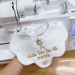 Yếm xô muslin trắng thêu tên cho bé - Yếm rửa tội đáng yêu cho bé yêu. 4