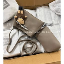 Túi Kẹp Nách Nội Địa Kèm Charm Kitty Dáng Kelly 9
