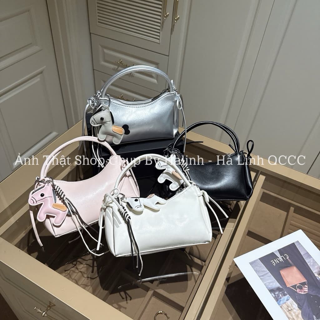Túi Đeo Chéo Quai Vòm Nơ Hông Kèm Charm Ngựa size 20