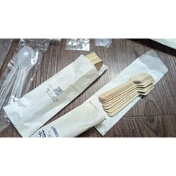 combo dụng cụ ăn bánh kem dùng 1 lần, dao nhựa cắt bánh kem, set nến sinh nhật, đĩa giấy, thìa gỗ hàng thanh lý 2