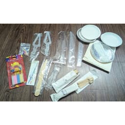 combo dụng cụ ăn bánh kem dùng 1 lần, dao nhựa cắt bánh kem, set nến sinh nhật, đĩa giấy, thìa gỗ hàng thanh lý 1