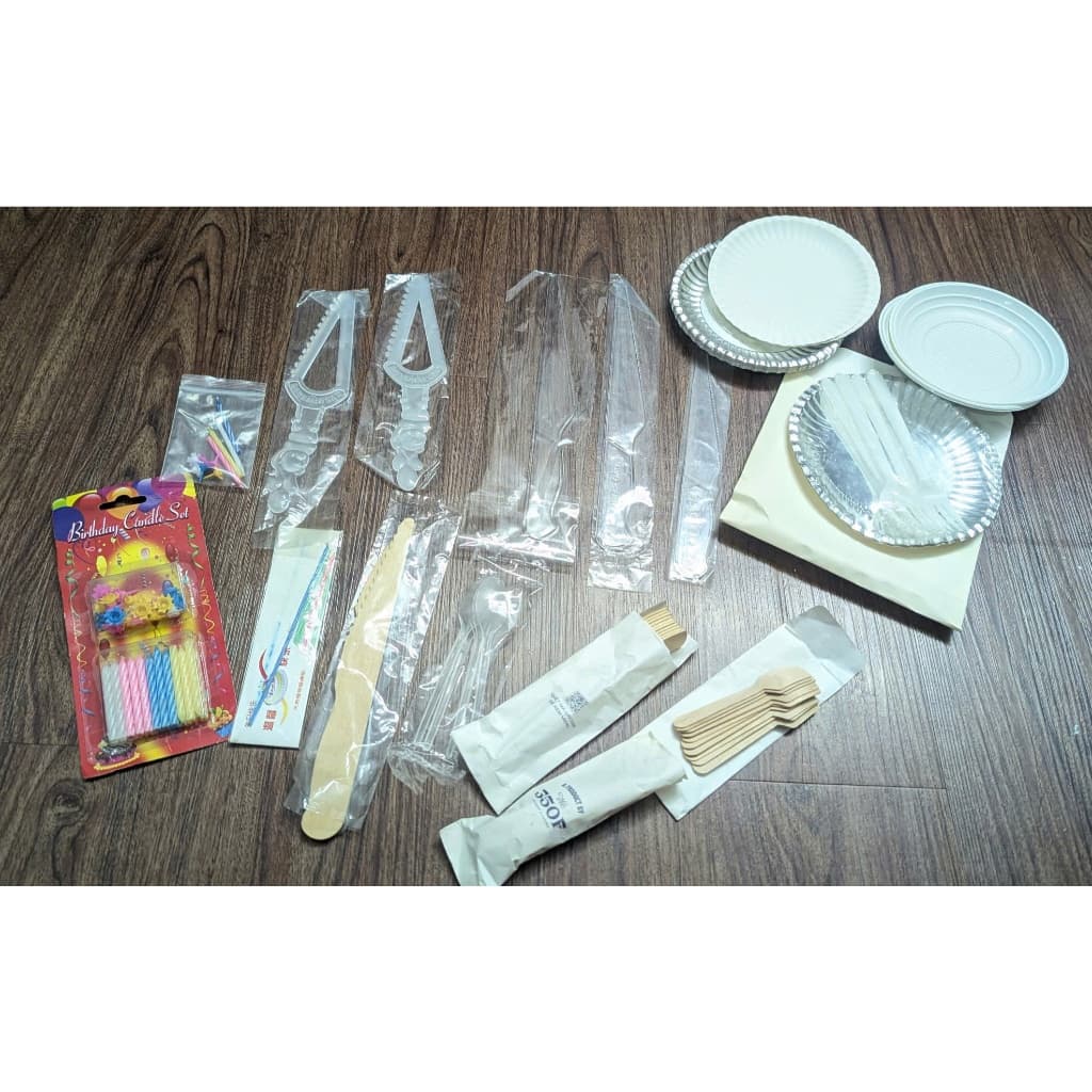 combo dụng cụ ăn bánh kem dùng 1 lần, dao nhựa cắt bánh kem, set nến sinh nhật, đĩa giấy, thìa gỗ hàng thanh lý