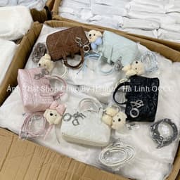 Túi Đeo Chéo Giỏ Dáng Chậu Chần Trám Kèm Charm Gấu CD 3