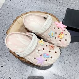 KENROS 06[ tặng charm ngẫu nhiên ] Sục Nữ Hoạ Tiết Sầu Riêng Loang ( tặng 8 cham mẹ -dép bé 5 cham ) 4