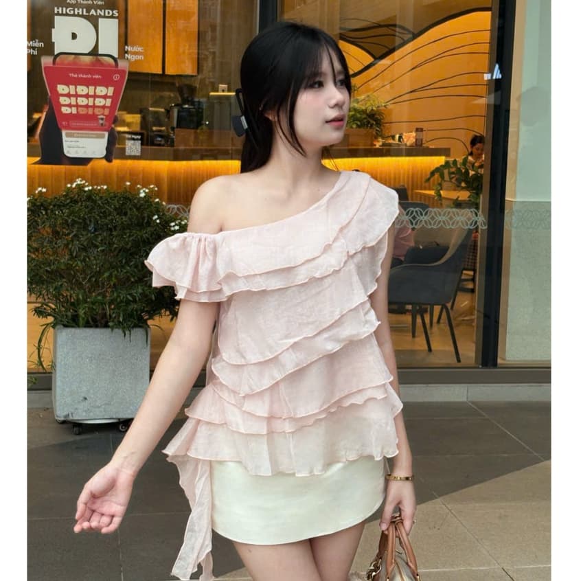 [BST HÈ 2026 - CHIOCO] Áo Babydoll Kiểu Nữ Dáng Trễ Hở Vai Bèo Nhún Xếp Tầng Điệu Đà Mùa Hè Kimee - KA877