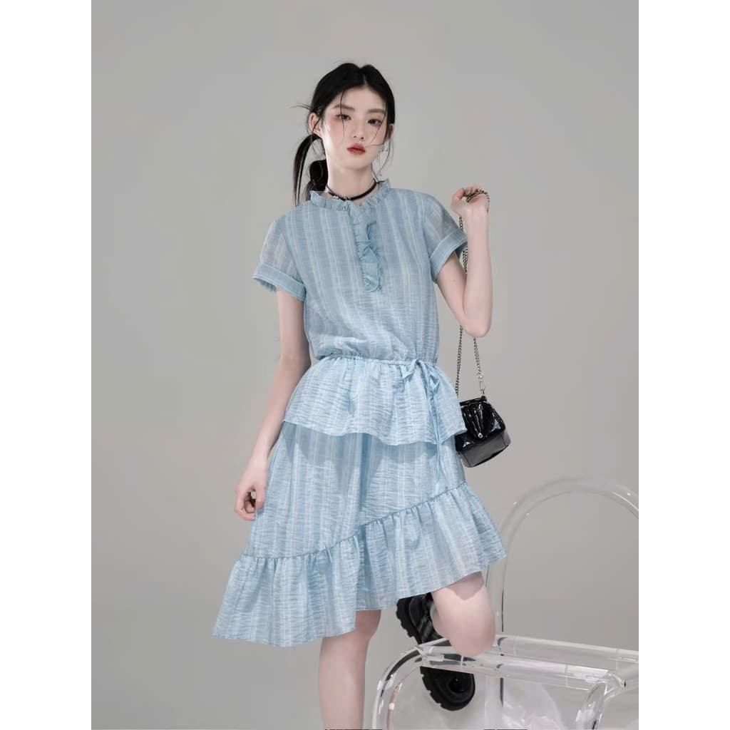 HB - Set Váy Kẻ Tăm Màu Xanh Nhạt Dáng Dài - Đầm Nữ Tay Ngắn Cổ Bèo Nhún Phối Chân Váy Xếp Tầng Vạt Chéo Cá Tính D26