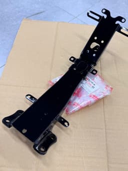 B5VF164F0000- Pát sắt đuôi dè sau Exciter 155 zin (Cái) 3