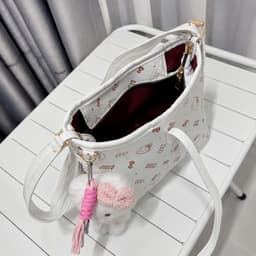 Túi Đeo Vai Hello Kitty size 25 và size 30 Kèm Móc Gấu Kitty Dễ Thương Đi Học Đi Chơi Siêu Cute 8