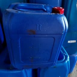 Thùng nhựa xanh 30 lít chất liệu dẻo, lý tưởng cho chứa nước và bảo quản. 4