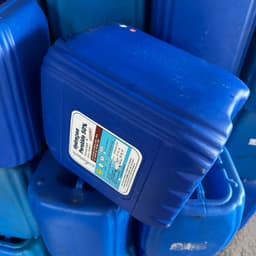 Thùng nhựa xanh 30 lít chất liệu dẻo, lý tưởng cho chứa nước và bảo quản. 6