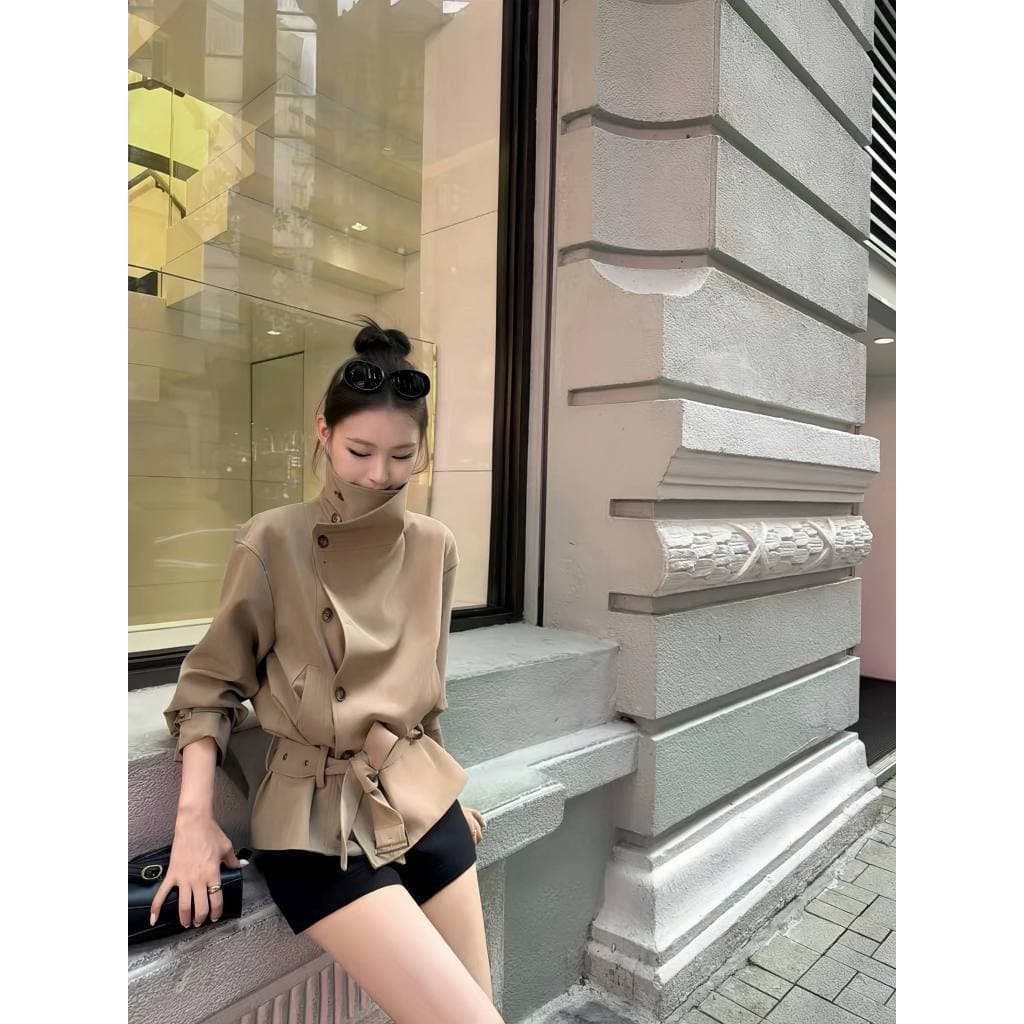 [ Deal - Mở Bán] Áo Khoác Nữ Dáng Ngắn Cổ Cao Cài Khuy Lệch Có Đai Eo Phong Cách Hàn Quốc Chali AZ90