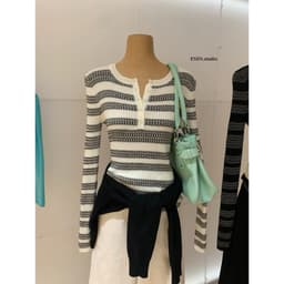 [SẴN Kẻ Trắng] 𝑻𝒉𝒆𝑴𝒂𝒚 x 𝐖𝐆𝐖𝐄/ Áo Len Dài Tay Cổ V Kẻ Sọc Mỏng Ôm Body 𝐄𝐍.𝐄𝐍 11013, Áo Len Nữ Dài Tay Cài Cúc ZicZag 3