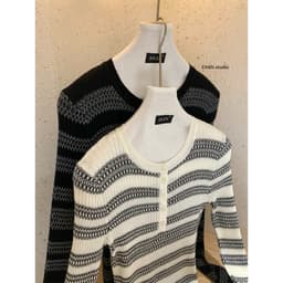 [SẴN Kẻ Trắng] 𝑻𝒉𝒆𝑴𝒂𝒚 x 𝐖𝐆𝐖𝐄/ Áo Len Dài Tay Cổ V Kẻ Sọc Mỏng Ôm Body 𝐄𝐍.𝐄𝐍 11013, Áo Len Nữ Dài Tay Cài Cúc ZicZag 4