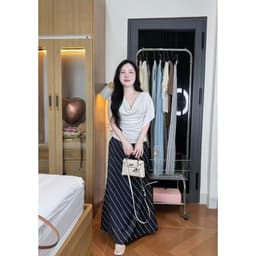 Set thiết kế áo bẹt vai phối phụ kiện khoen cài và chân váy kẻ chéo phom dài 2