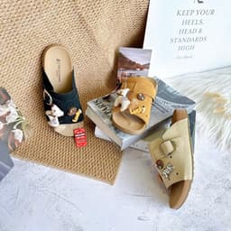 Dép Bánh Mì Nữ Đính Charm Dễ Thương, Quai Ngang Khóa Vuông Đế Dày 3