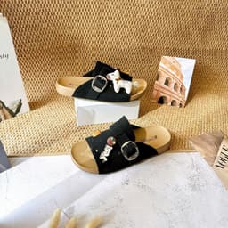 Dép Bánh Mì Nữ Đính Charm Dễ Thương, Quai Ngang Khóa Vuông Đế Dày 9