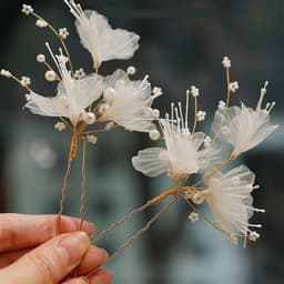 Trâm Cài Tóc Cô Dâu Hoa Voan Ngoc Trai – Phụ Kiện Tóc Cưới Handmade Thanh Lịch Sang Trọng ponny 1