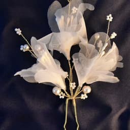 Trâm Cài Tóc Cô Dâu Hoa Voan Ngoc Trai – Phụ Kiện Tóc Cưới Handmade Thanh Lịch Sang Trọng ponny 3