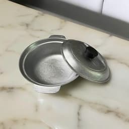 Nồi Gang Đúc Nguyên Khối 22cm Có Nắp 3