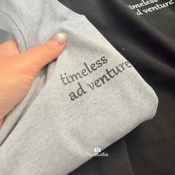 Áo thun 3158 YUSTUDIO form rộng áo thun unisex nam nữ trước ngực mẫu TIMELESS 2
