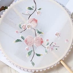 Quạt Tròn Cổ Trang Thêu Hoa Cán Dài, Viền Ngọc Trai Tua Rua – Quạt Hán Phục Chụp Ảnh 2
