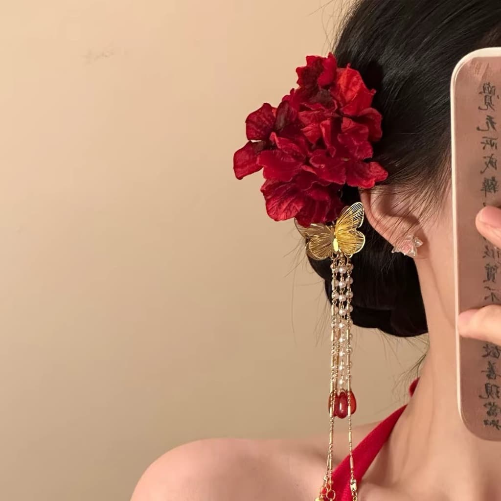 Kẹp Tóc Hoa Đỏ Đô Cổ Trang Đính Bướm Vàng Tua Rua Ngọc Trai – Kẹp Tóc Nữ Đi Tiệc, Chụp Ảnh, Áo Dài, Kẹp Cô Dâu