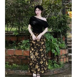 Set áo thun viền ren lệch vai phối chân váy hoa lụa suông dài 4