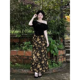 Set áo thun viền ren lệch vai phối chân váy hoa lụa suông dài 2