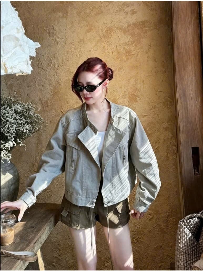 Áo Khoác Bò Nữ Dáng Lửng Cổ Tàu Cúc Bấm – Denim Wash Retro Hàn Quốc Hot Trend 2026, Form Rộng Cá Tính, Tôn Dáng Dễ Phối