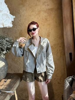 Áo Khoác Bò Nữ Dáng Lửng Cổ Tàu Cúc Bấm – Denim Wash Retro Hàn Quốc Hot Trend 2026, Form Rộng Cá Tính, Tôn Dáng Dễ Phối 4
