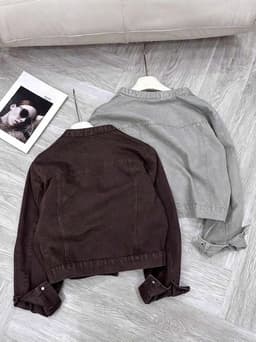 Áo Khoác Bò Nữ Dáng Lửng Cổ Tàu Cúc Bấm – Denim Wash Retro Hàn Quốc Hot Trend 2026, Form Rộng Cá Tính, Tôn Dáng Dễ Phối 5