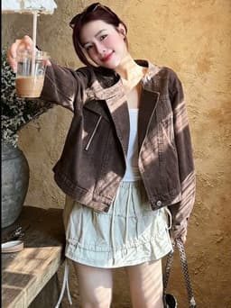 Áo Khoác Bò Nữ Dáng Lửng Cổ Tàu Cúc Bấm – Denim Wash Retro Hàn Quốc Hot Trend 2026, Form Rộng Cá Tính, Tôn Dáng Dễ Phối 7